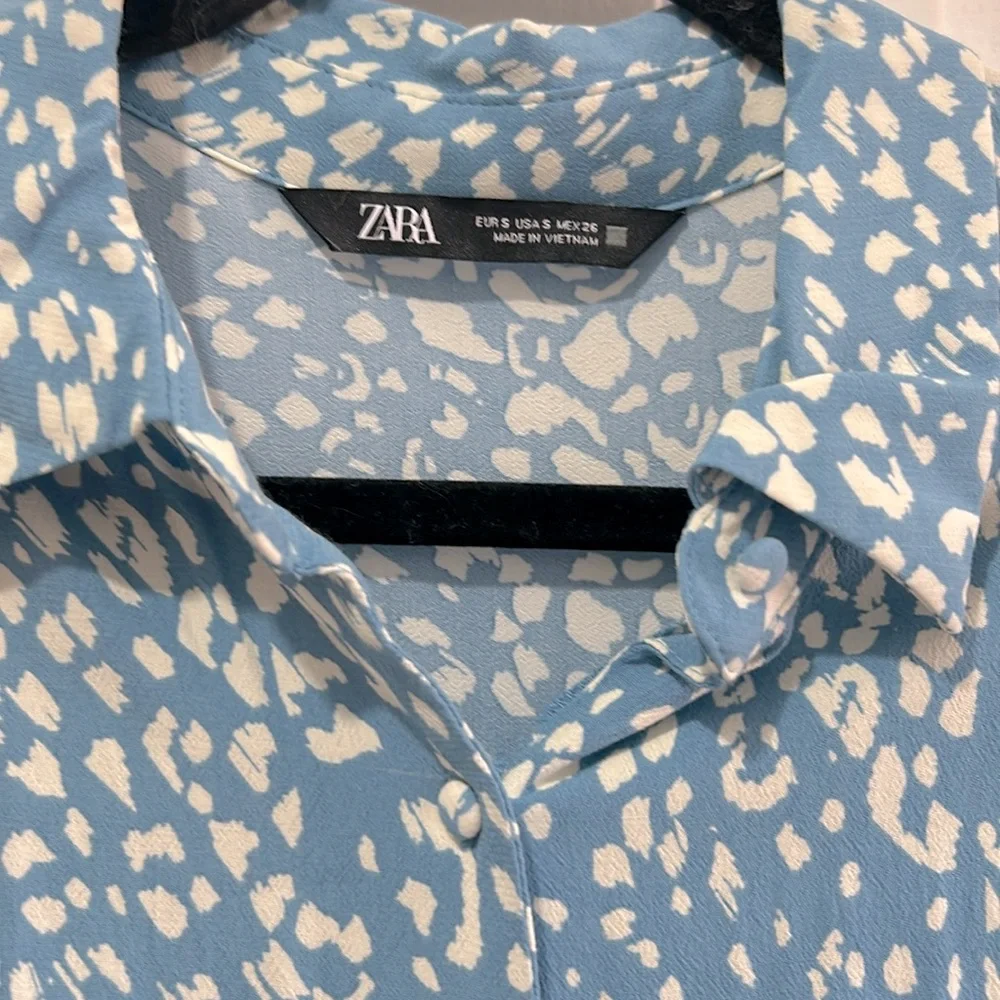 Zara blue and white rare Marilyn long sleeve button down collared blouse…